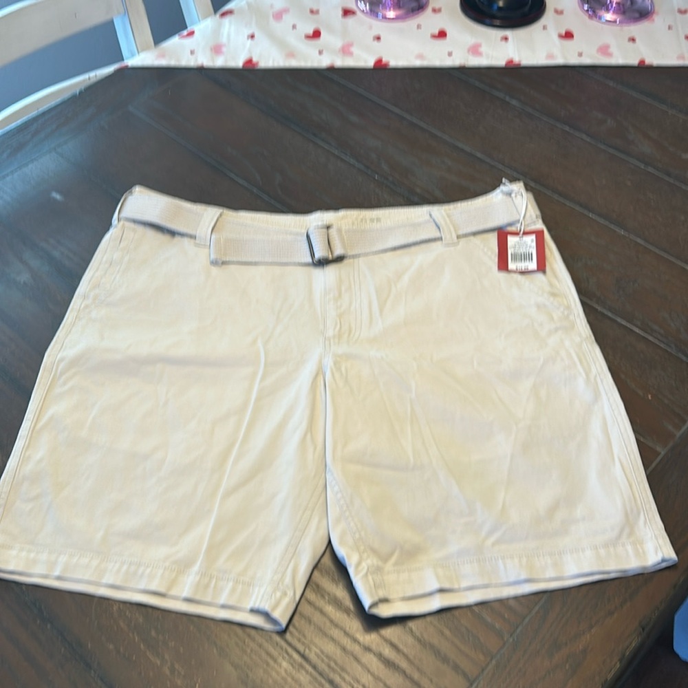 NWT Massimo Mens Shorts.  Light khaki.  40” waist.
